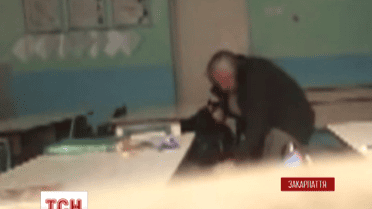 На Закарпатті школярі відзняли на відео, як вчителька нишпорить у їхніх портфелях