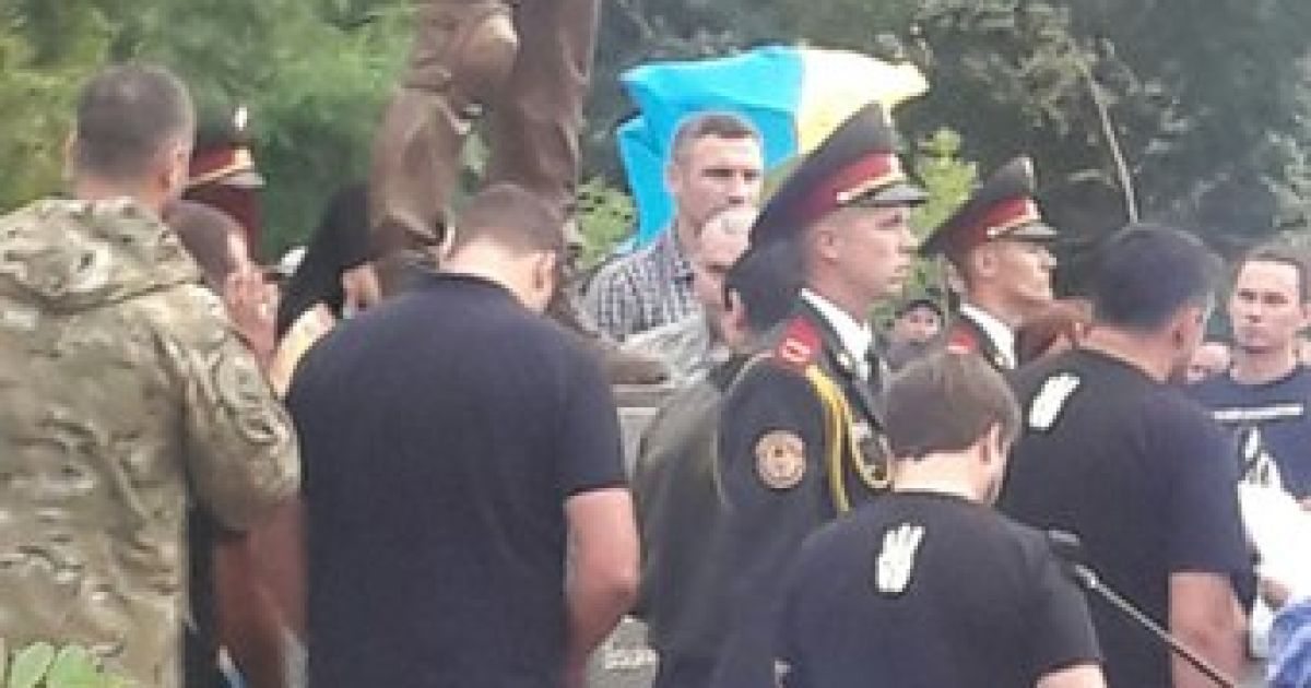 Пам'ятник воїну АТО на Троєщині_3 / © Троещина ВК / Facebook