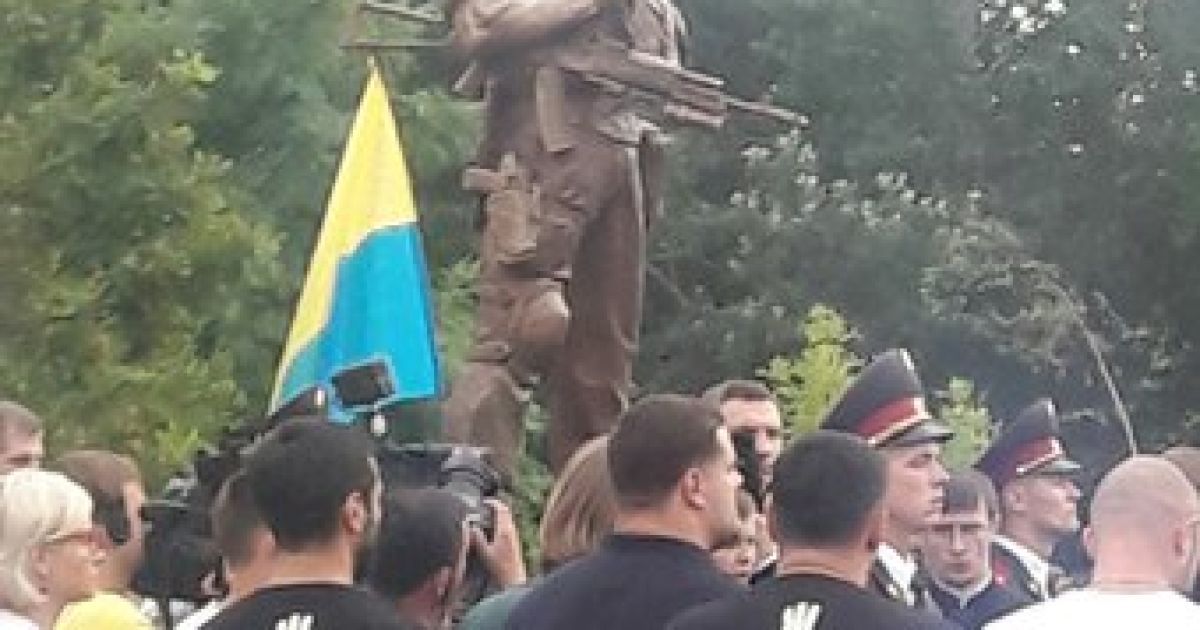 Пам'ятник воїну АТО на Троєщині_4 / © Троещина ВК / Facebook