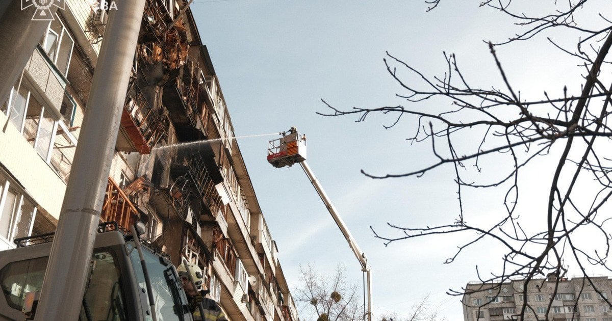Пошкоджений багатоквартирний будинок у Києві після атаки 14 листопада