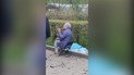 В Святошинском районе Киева женщина оплакивает погибшую маму
