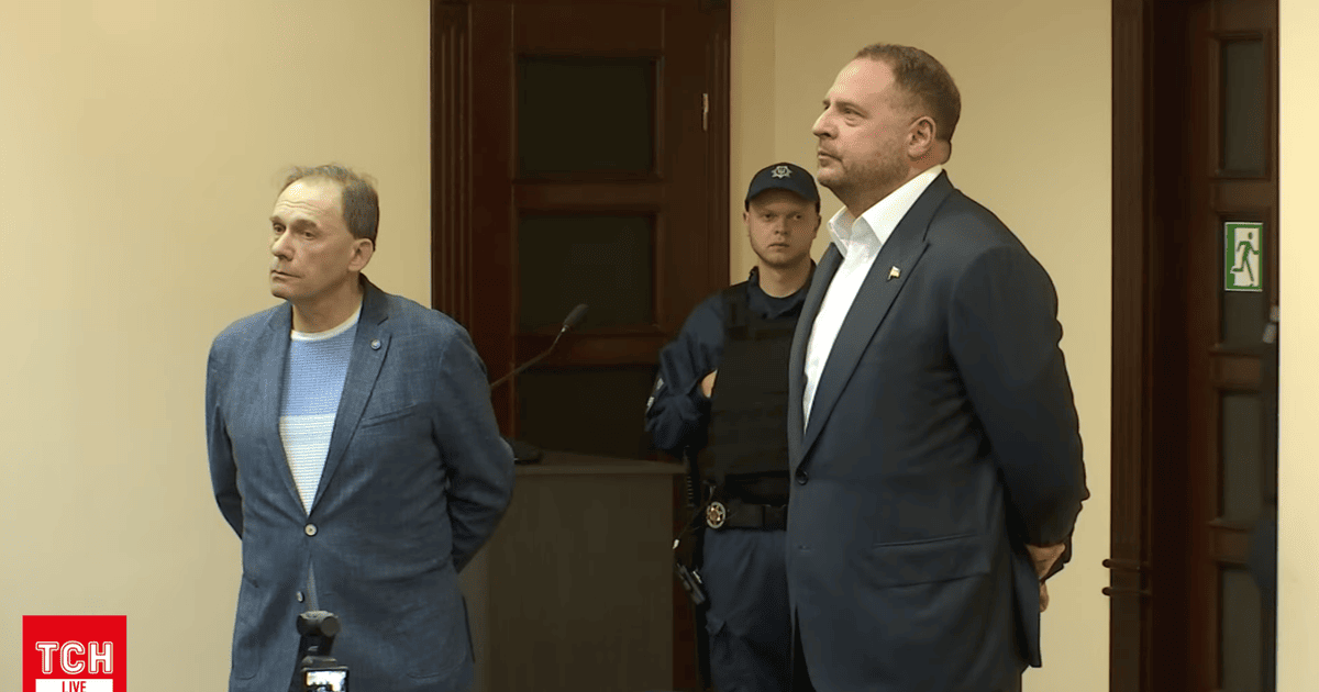 Андрей Ермак вместе с адвокатом в судебном зале 14 мая