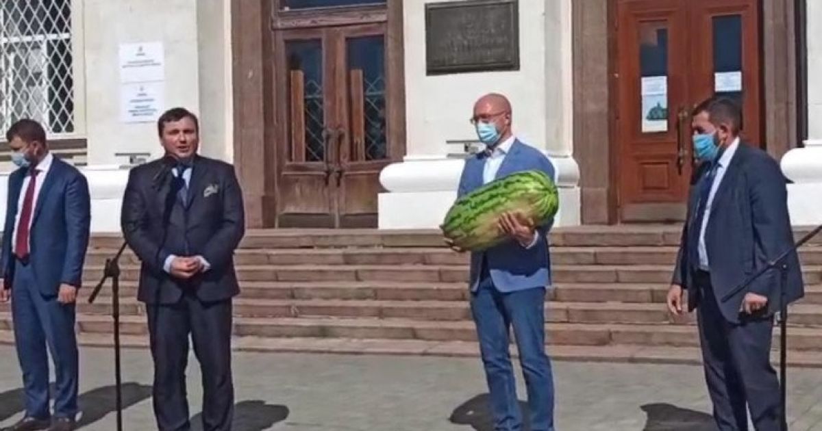 У Херсоні Шмигаль отримав у подарунок найбільший кавун сезону з QR-кодом