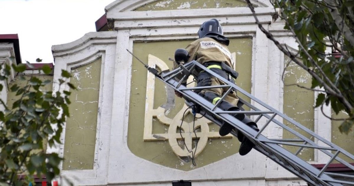 В Донецке уничтожают символику Украины / © dan-news.info