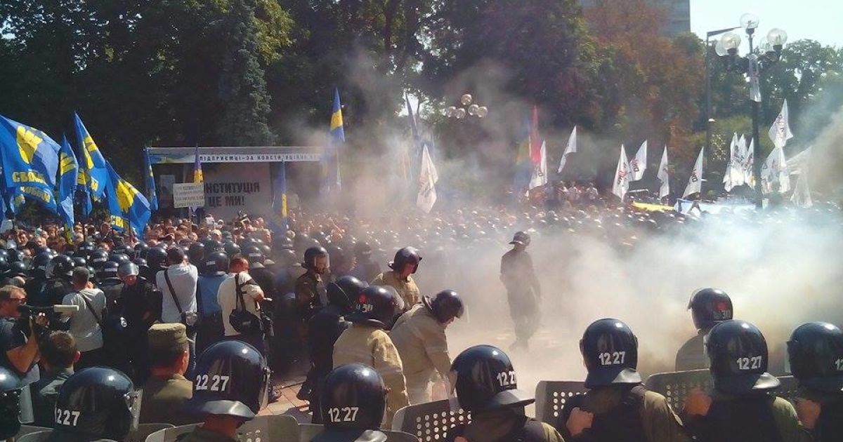 Во время потасовок под Радой пострадал оператор ТСН