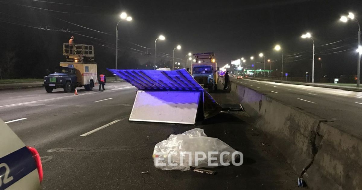 У Києві унаслідок аварії у авто зірвало кузов