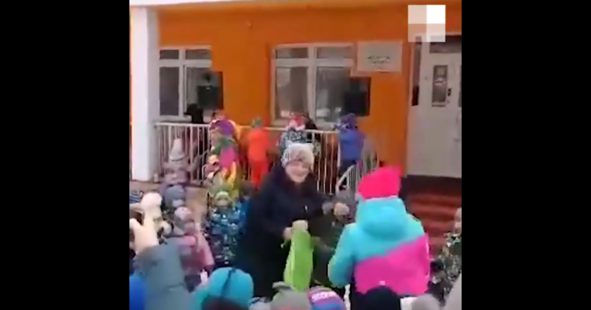 У Росії вихованці дитсадка водили хороводи під пісню про "горілку, пиво і вино"