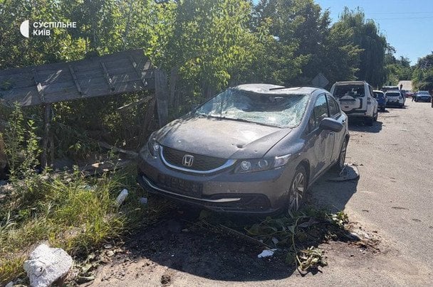 Пошкоджені атакою РФ автівки у селі, де відбувалася виставка зброї