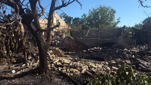 Зруйновані атакою РФ будинки у селі, де відбувалася виставка зброї