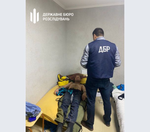 ДБР затримало двох працівників військкомату Самбора, які знущались з незаконно утримуваного ними чоловіка / © Державне бюро розслідувань