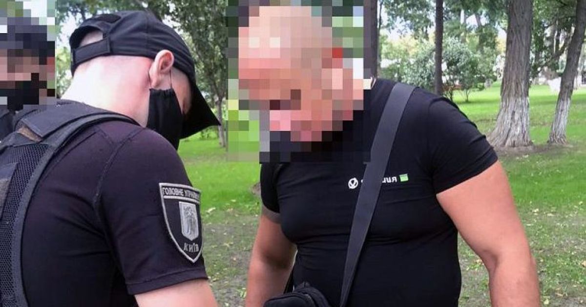 В Киеве в Мариинском парке мужчина с ножом угрожал журналистам: фото