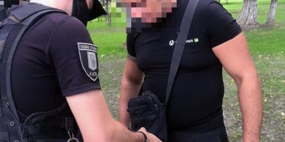 В Киеве в Мариинском парке мужчина с ножом угрожал журналистам: фото