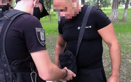 У Києві в Маріїнському парку чоловік з ножем погрожував журналістам: фото