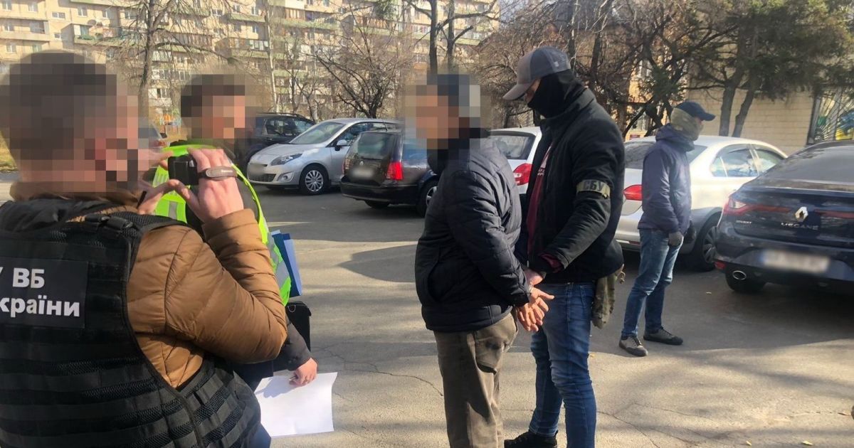 Вдавав із себе за співробітника СБУ та тероризував іноземців: у Києві чоловіку загрожує до 8 років за ґратами