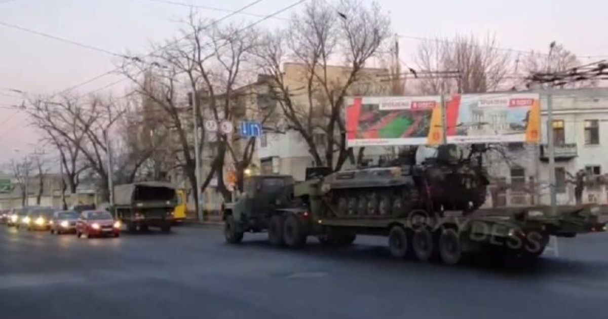 По улицам Одессы проехала военная техника: очевидцы показали видео
