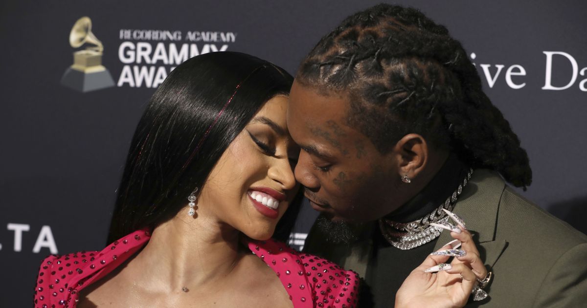 Во второй раз беременная Cardi B устроила обнаженную фотосессию с мужем