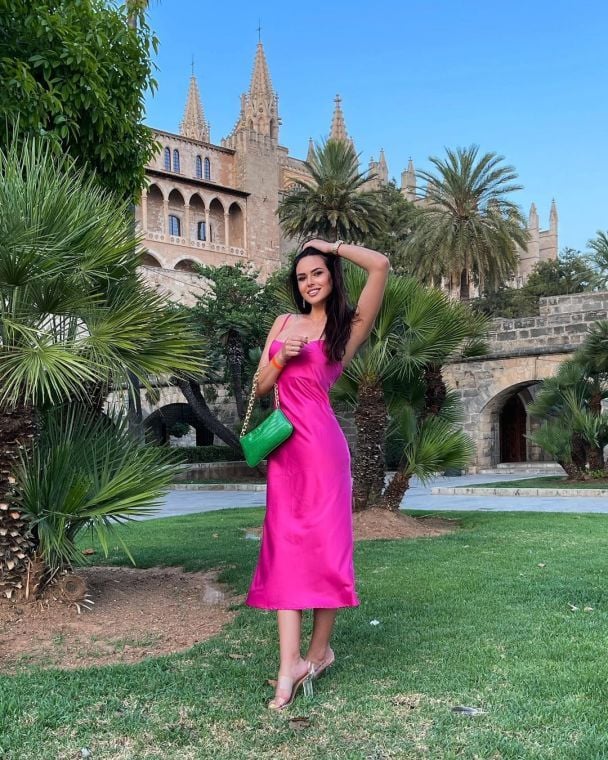 Jessica Chiggy, miembro de «Bachelor-11», lleva un vestido brillante con el telón de fondo de la catedral de Palma de Mallorca