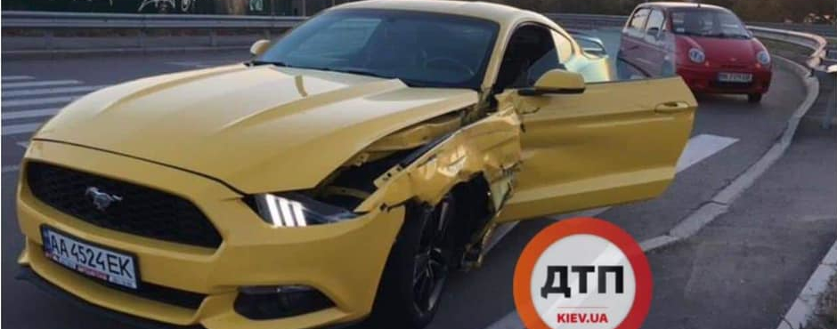 Спорткар Mustang попал в скоростную аварию в Киеве