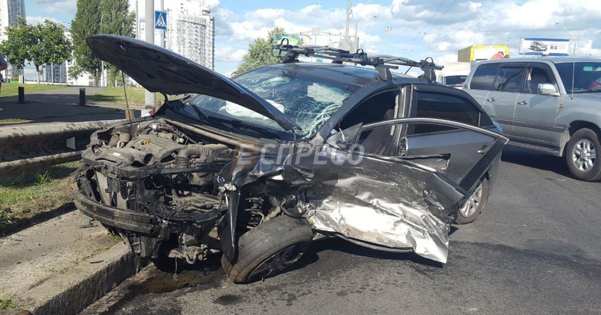 В Киеве произошло масштабное ДТП с участием четырех автомобилей, есть пострадавшие