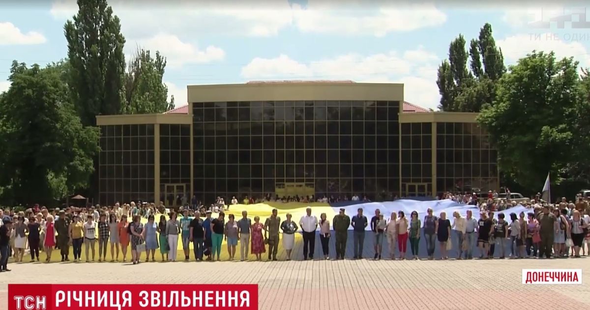 Гигантский флаг и воспоминания очевидцев: Бахмут отпраздновал 3-летие освобождения от "ДНР"