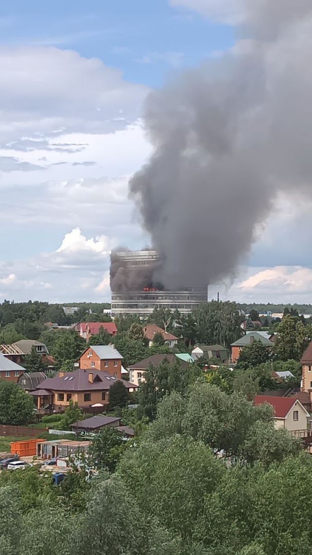 В Подмосковье горит предприятие радиоэлектронной оборонной промышленности НИИ "Платан"