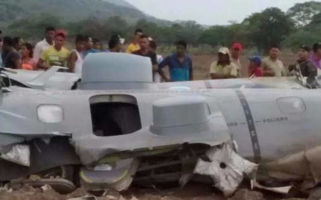 Самолет с военными развалился в воздухе на три части, которые рухнули на землю / © ElColombiano
