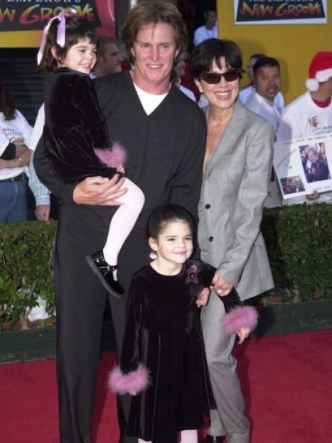Кайли Дженнер с родителями Брюсом, Крис и старшей сестрой Кендалл, 2000 год / © Getty Images