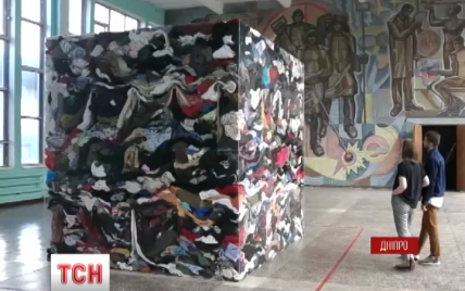820 килограммов одежды понадобилось художникам для инсталляции на вокзале Днепра