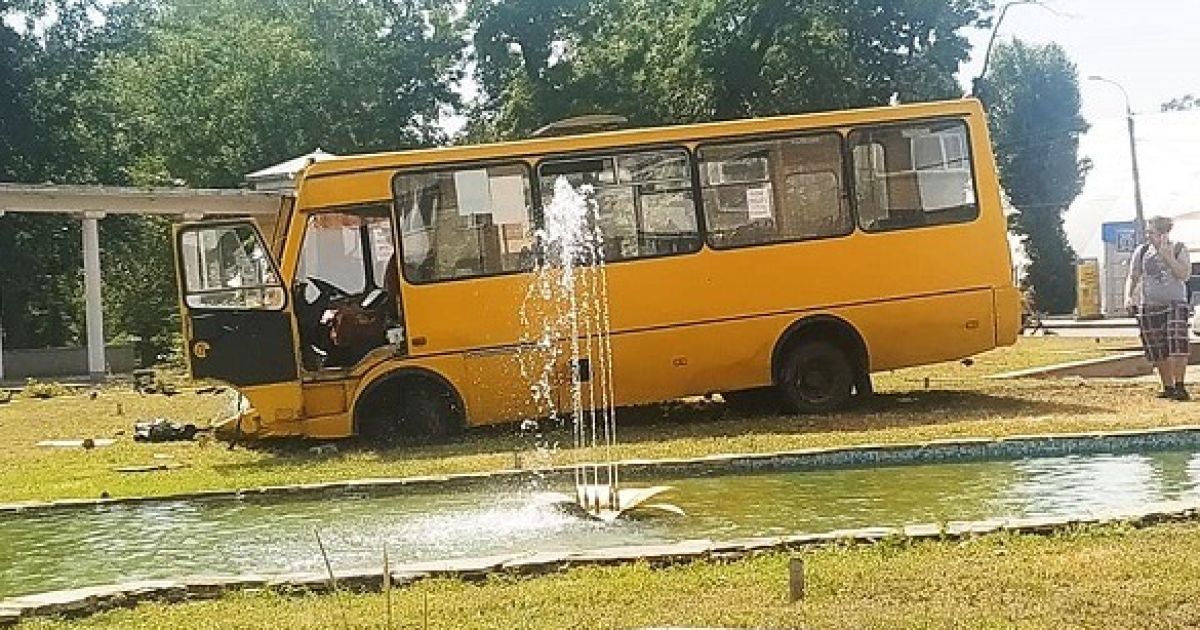 У Черкасах маршрутка зіткнулася з пожежною машиною – постраждав водій автобуса