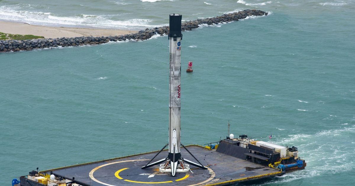 Ракета Falcon 9 вернулась на космодром на мысе Канаверал