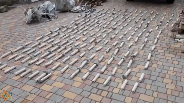 В Киеве россияне второй раз разбросали взрывчатку с дронов: неизвестно, на что она реагирует