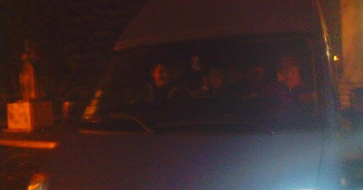 До ТВК приїхали мікроавтобуси з "титушками" / © Фото Наталії Нагорної/ТСН