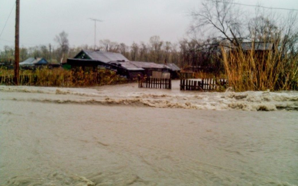 Несколько жилых районов вновь оказались под водой / © sakhalin.info