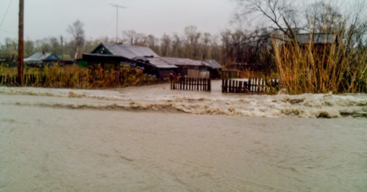 Несколько жилых районов вновь оказались под водой / © sakhalin.info