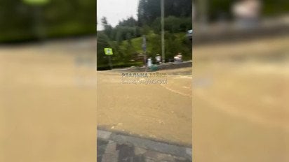 Вода несеться просто вулицями: Буковель накрила потужна негода — відео