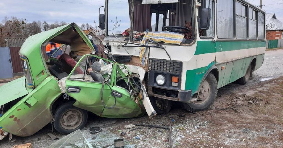 У Харківській області автобус розчавив автомобіль: є загиблий (фото)