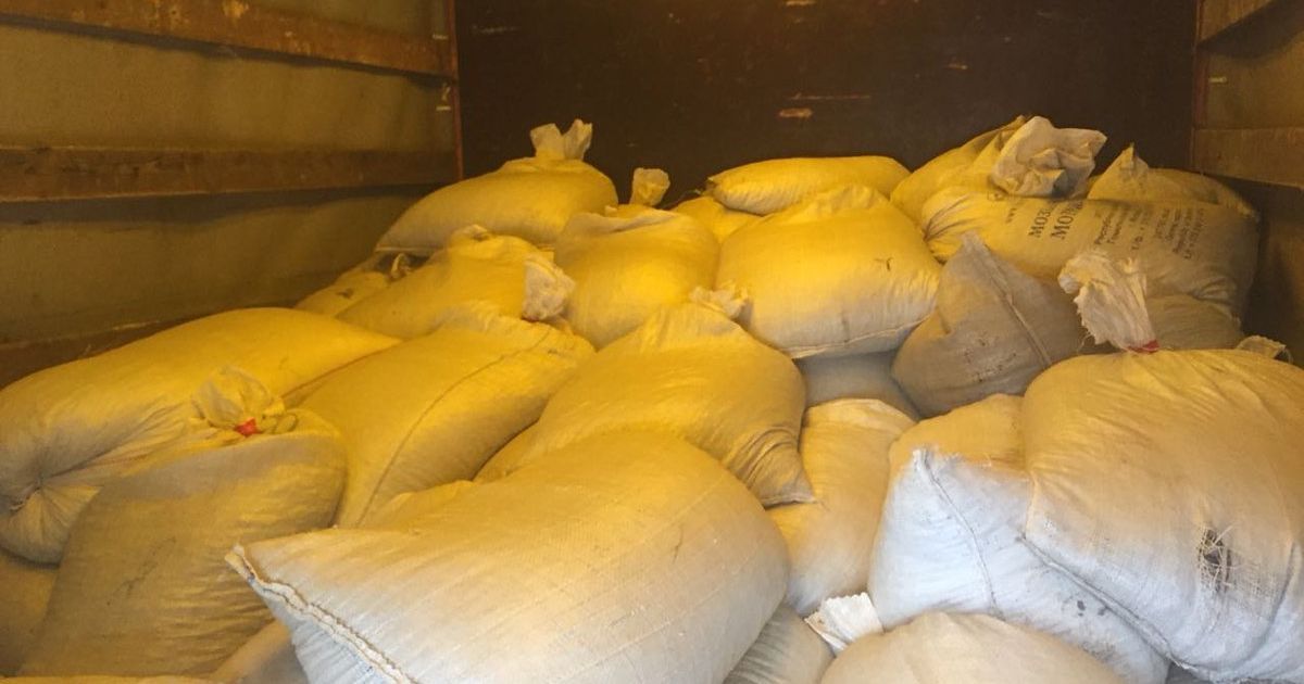 На Житомирщині після погоні поліція затримала рекордно заповнену бурштином вантажівку