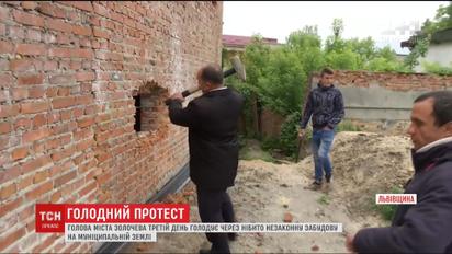 Мэр Золочева третий день голодает из-за якобы незаконной застройки на муниципальной земле