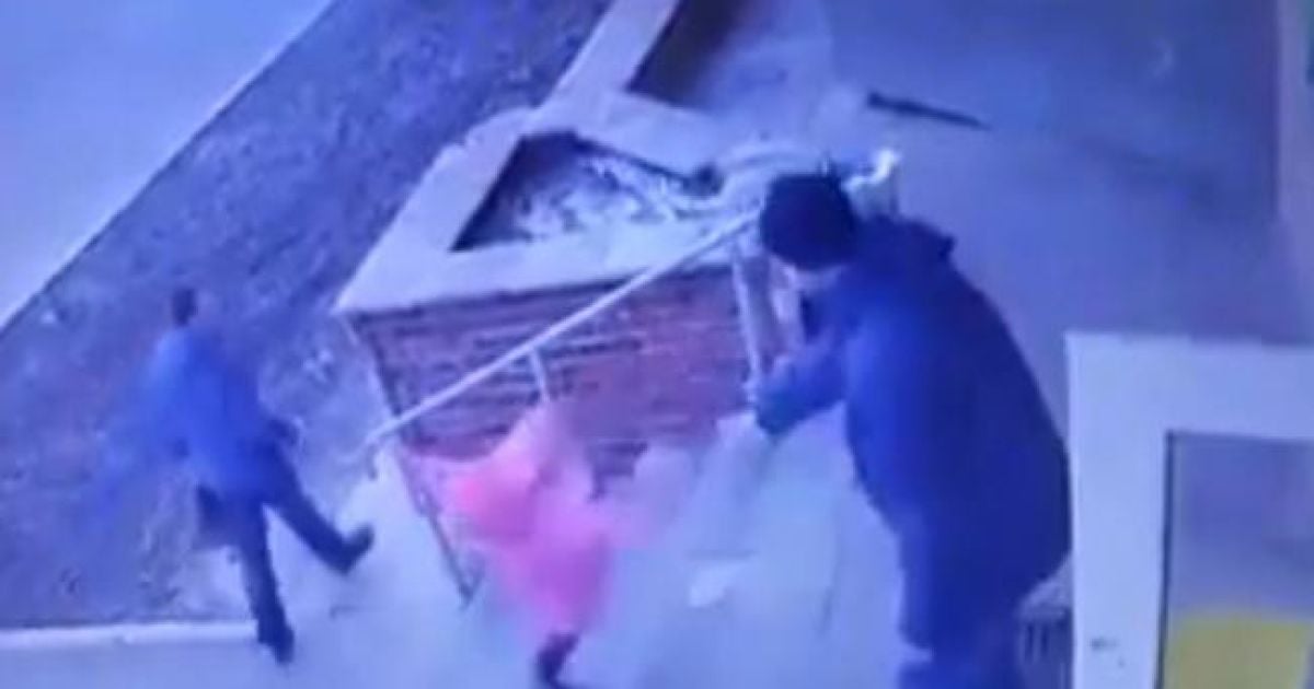 Скандал на Ровенщине. В Сеть попало видео, где отец бросает дочь с лестницы магазина