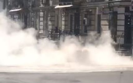 У центрі Києва прорвало трубу з окропом