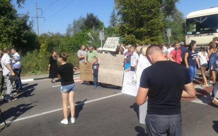 На Львівщині селяни перекрили дві траси біля скандального Грибовицького сміттєзвалища
