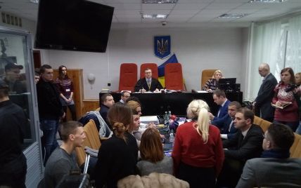 На суді Зайцеву та Дронова посадили разом на місце для обвинувачуваних