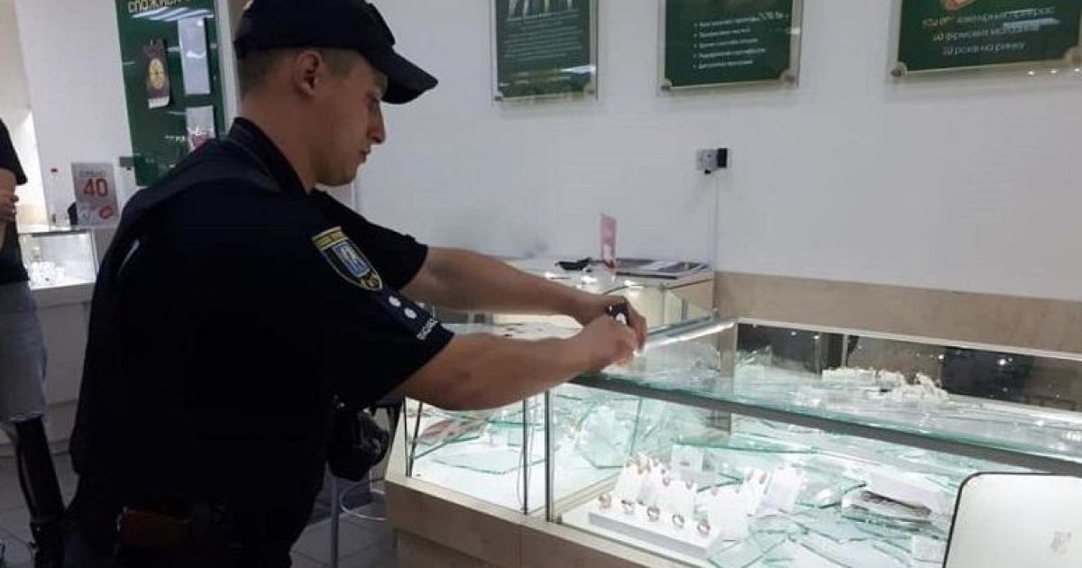 В Киеве мужчина с ружьем ограбил ювелирный магазин