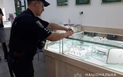 У Києві чоловік з рушницею пограбував ювелірний магазин