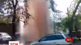 Потужний прорив теплотраси в Одесі пошкодив 10 автомобілів