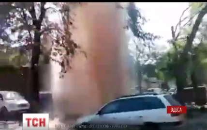 15-метровий "гейзер" у Одесі пошкодив десяток авто