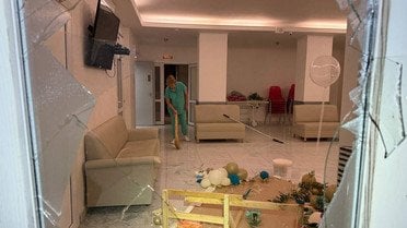 Наслідки атаки БпЛА на пологовий будинок в Одесі_2 / © Facebook/Геннадій Труханов