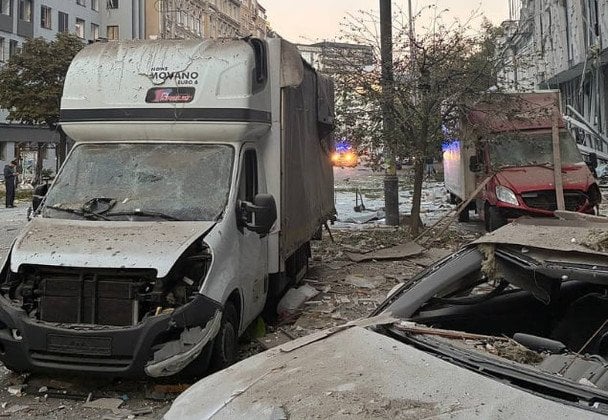 Зруйнований двір та будинок у Києві