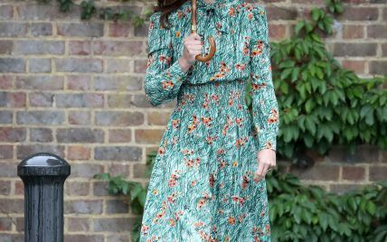 В платье Prada: герцогиня Кембриджская с принцами Уильямом и Гарри посетила Белый сад