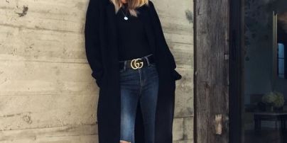 В рваных джинсах и дорогих шлепанцах: Рози Хантингтон-Уайтли продемонстрировала стильный образ